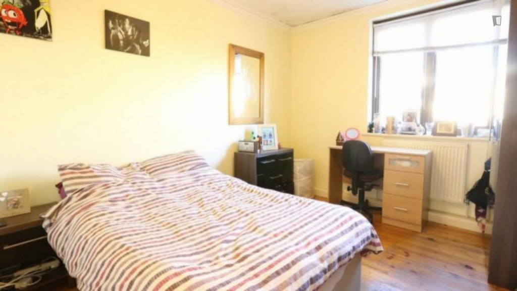 Snug double bedroom close to Bow Church DLR station - London - chambre - ImmoJeune