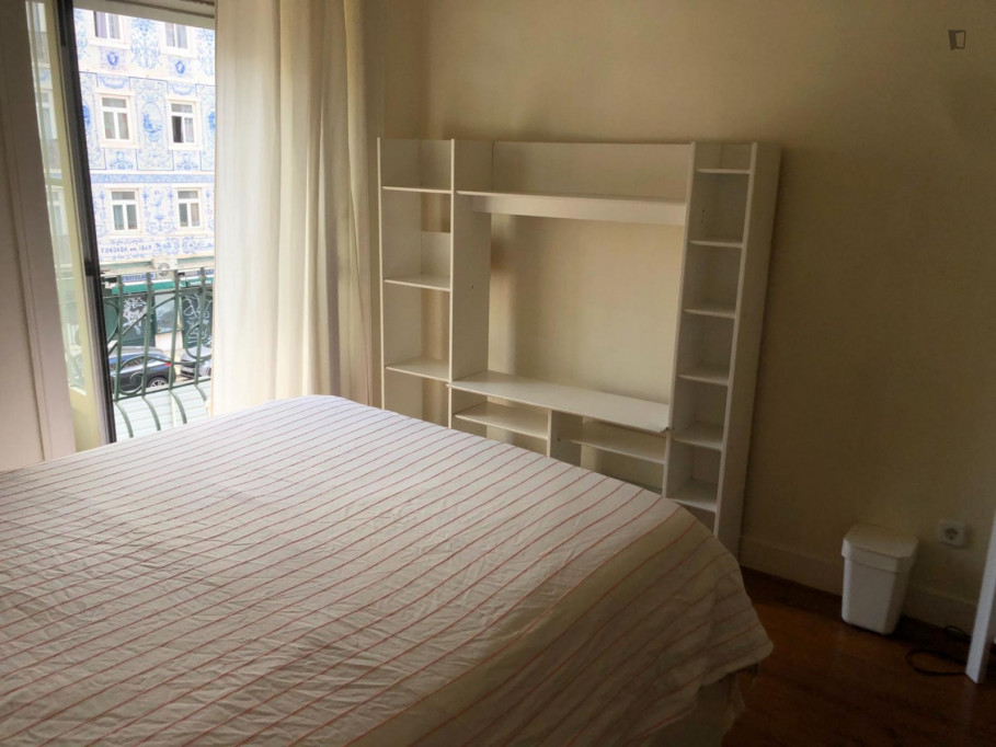 Intendente SINGLE bedroom w/balcony. Sunny, spacious, central, by the metro - Lisbonne - chambre - ImmoJeune