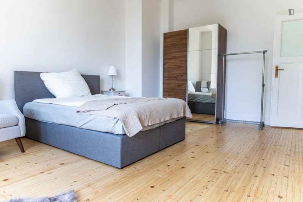 Cosy single bedroom with TV in Sachsenhausen - Frankfurt am Main - chambre - ImmoJeune