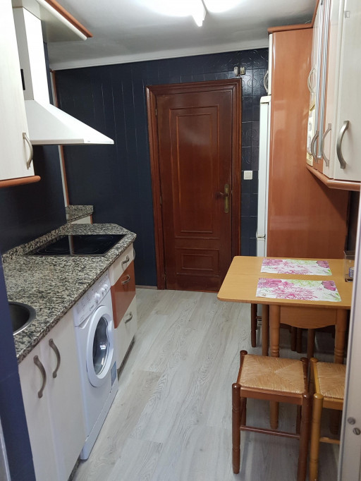 Stunning double bedroom, with private balcony, in a 4-bedroom apartment