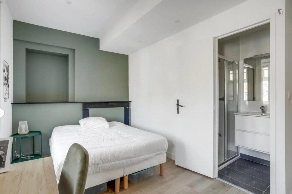 Appealing double ensuite bedroom near Cormontaigne metro station