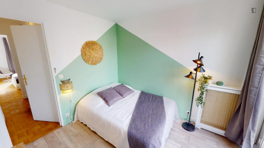 Cool double bedroom close to Porte de Champerret metro station