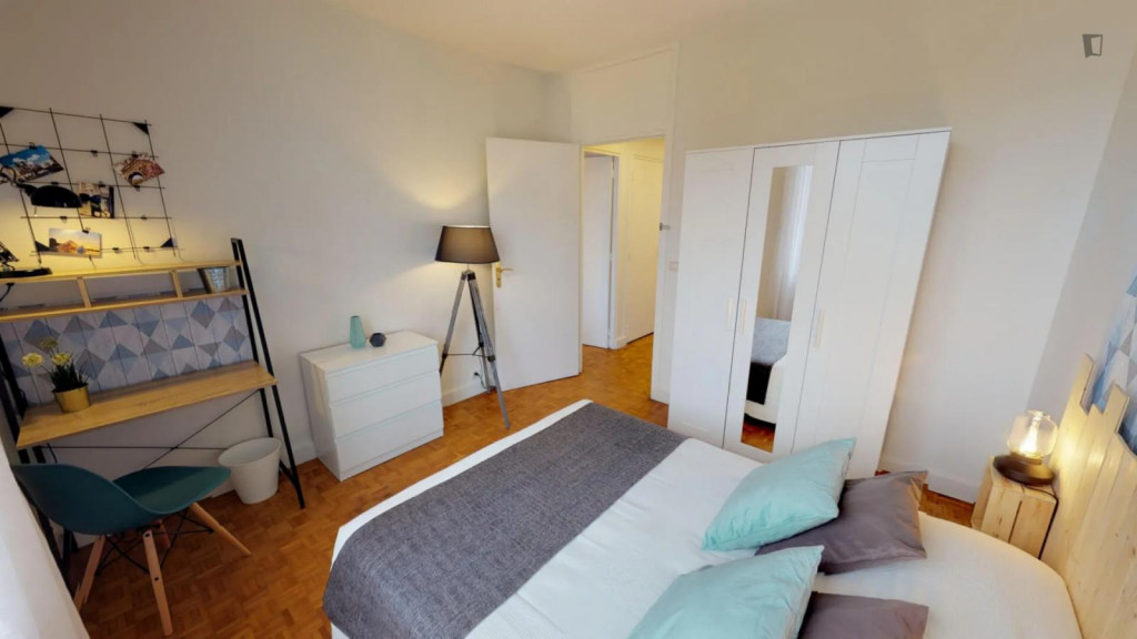 Comfy double bedroom in Auteuil