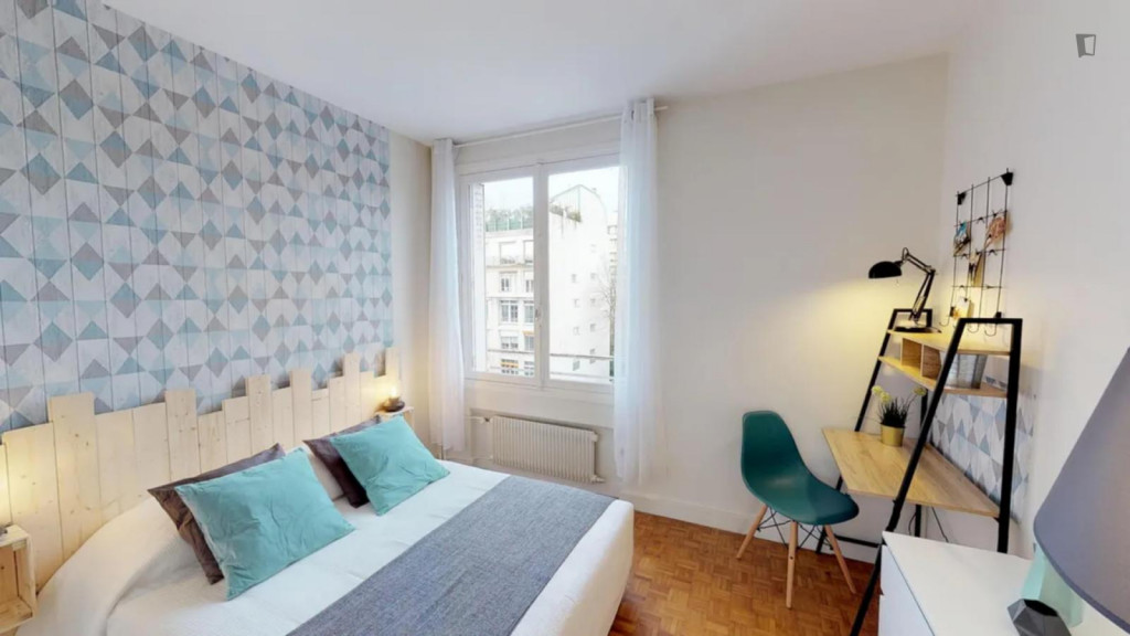 Comfy double bedroom in Auteuil
