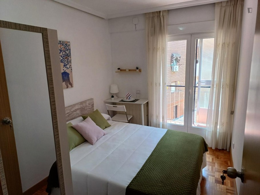 Snug double bedroom with balcony close to Tetuán metro station - Madrid - chambre - ImmoJeune