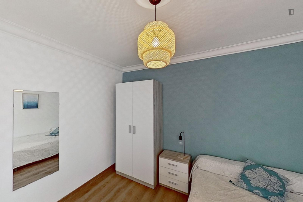 Great looking single bedroom in a property with balcony - Zaragoza - chambre - ImmoJeune