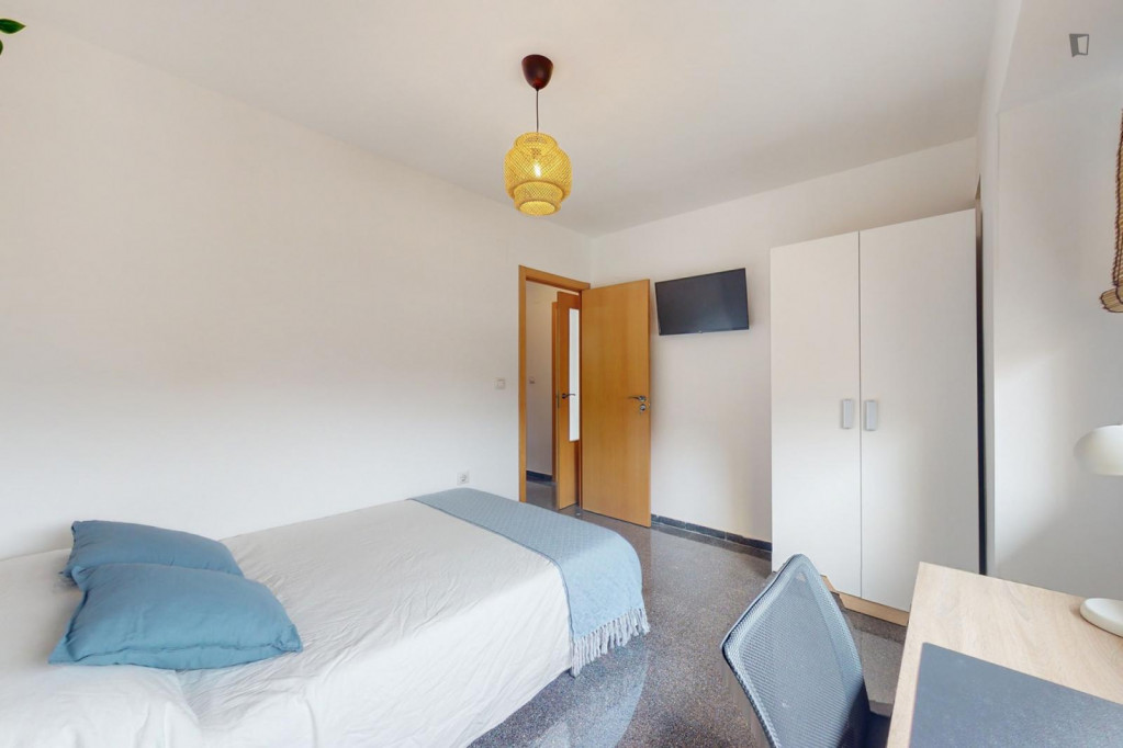 Great looking single bedroom in a property with balcony - Valence - chambre - ImmoJeune