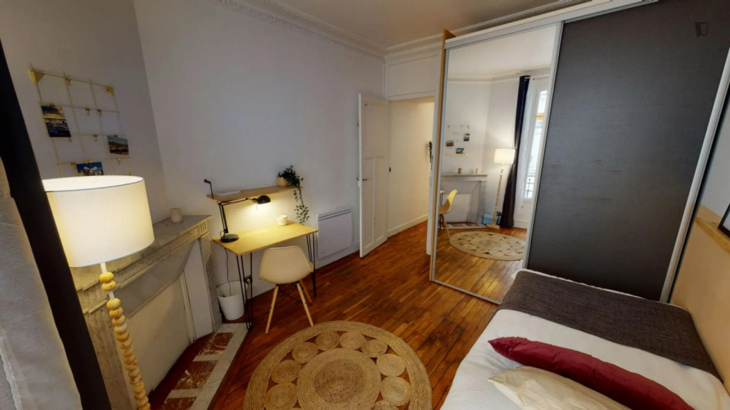 Lovely double bedroom close to Pont de l'Alma train station