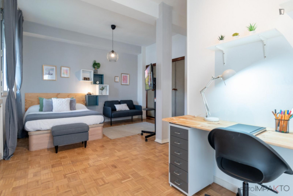 Double bedroom with private bathroom, small kitchen and balcony - Madrid - chambre - ImmoJeune