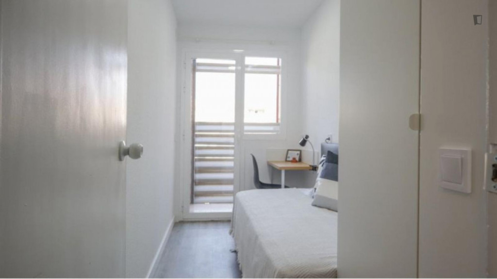 Bright single bedroom with balcony near Nuevos Ministerios train station - Madrid - chambre - ImmoJeune