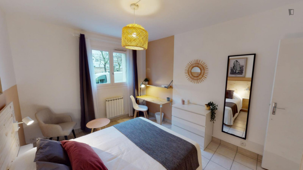Lovely double bedroom in a 4-Bedroom apartment close to Plaisance metro station