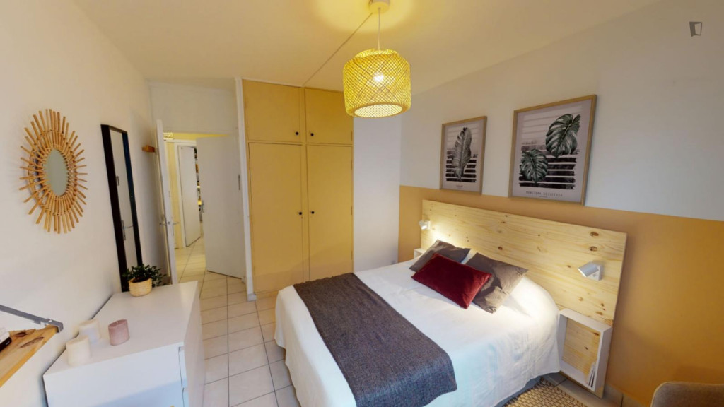 Lovely double bedroom in a 4-Bedroom apartment close to Plaisance metro station