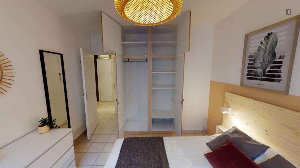 Lovely double bedroom in a 4-Bedroom apartment close to Plaisance metro station