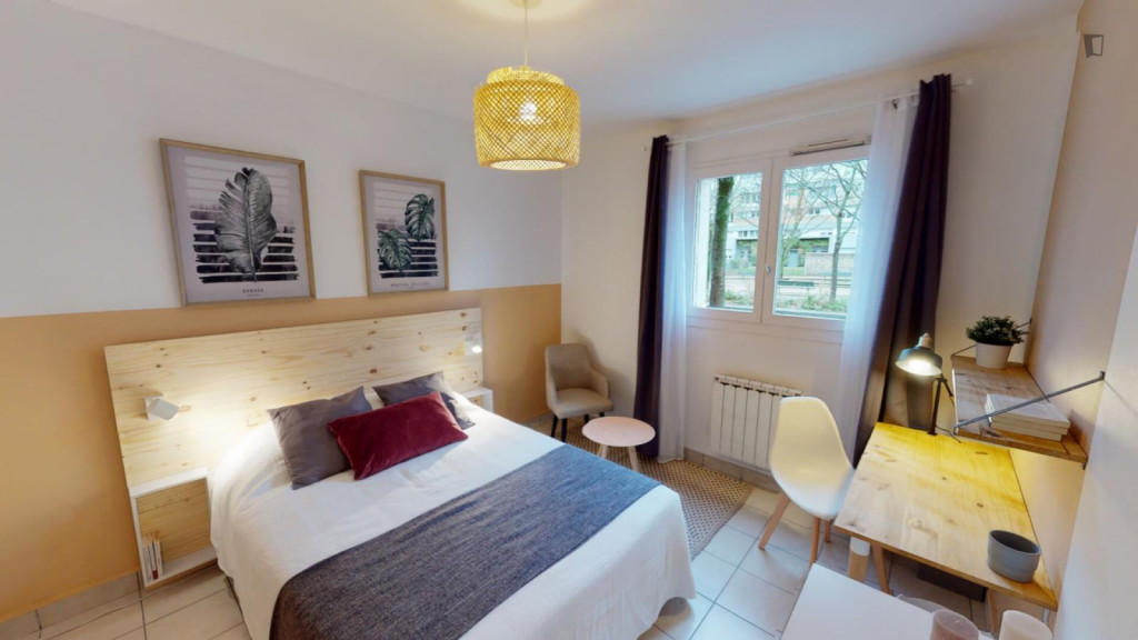 Lovely double bedroom in a 4-Bedroom apartment close to Plaisance metro station