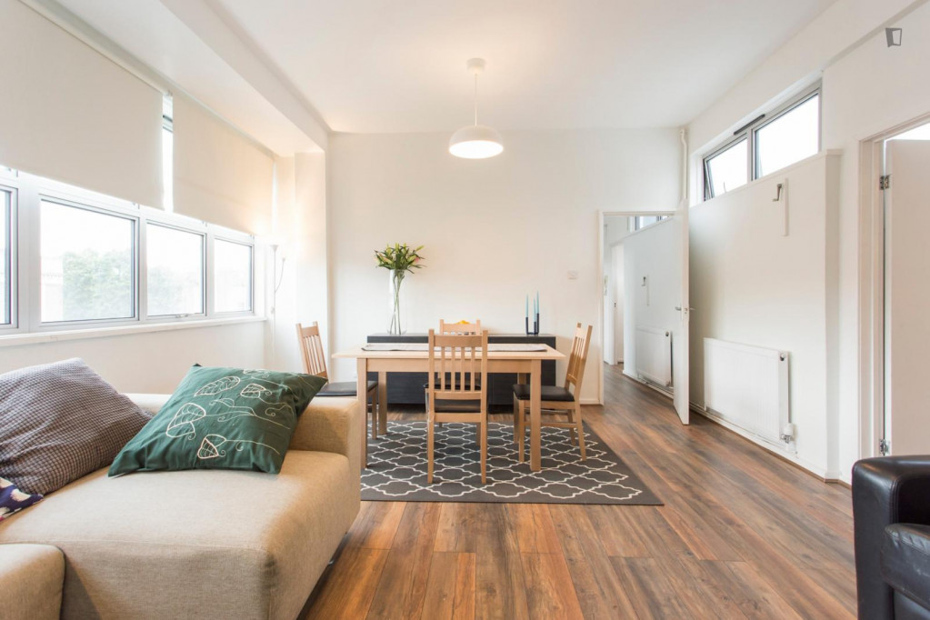 Spacious four Bedroom Apartment in Kensington