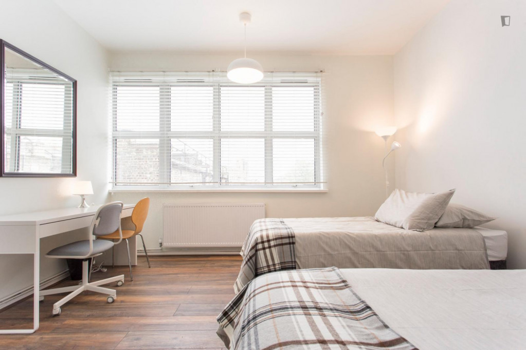Spacious four Bedroom Apartment in Kensington