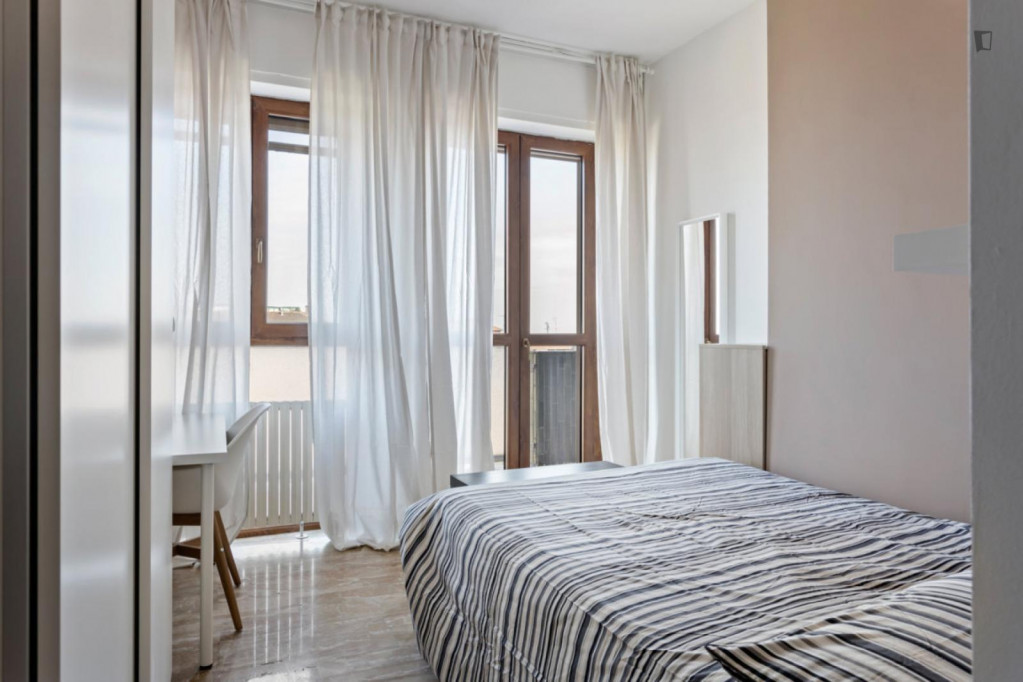 Modern Double Bedroom right by Udine Metro Station - Milan - chambre - ImmoJeune