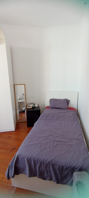 Single bedroom, with balcony, in 4-bedroom apartment - Lisbonne - chambre - ImmoJeune