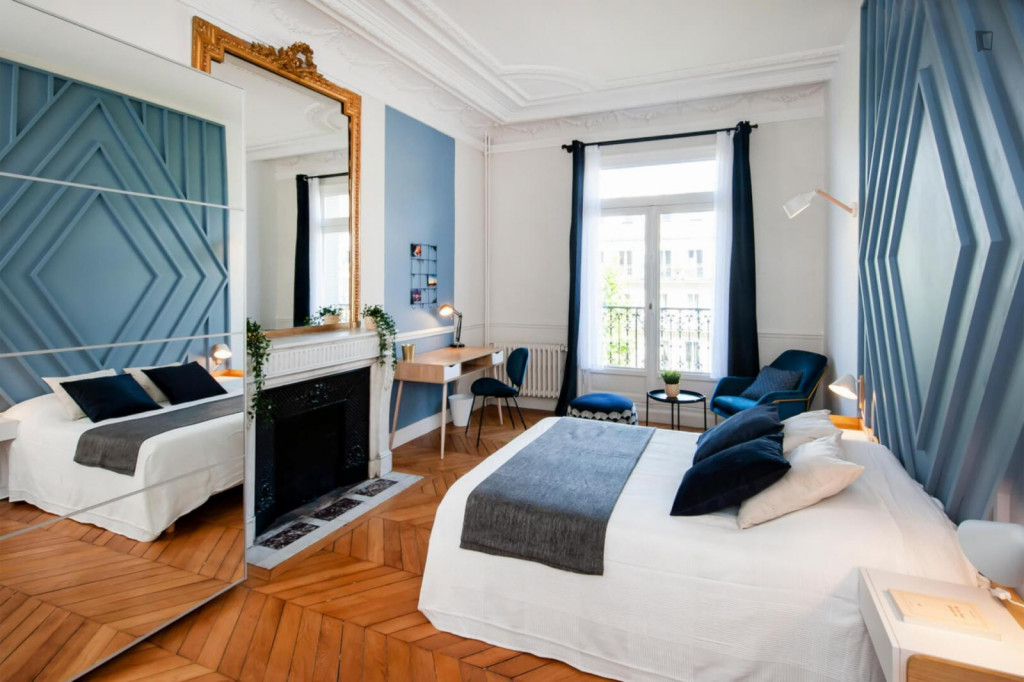 Elegant double bedroom very close to Wagram metro station
