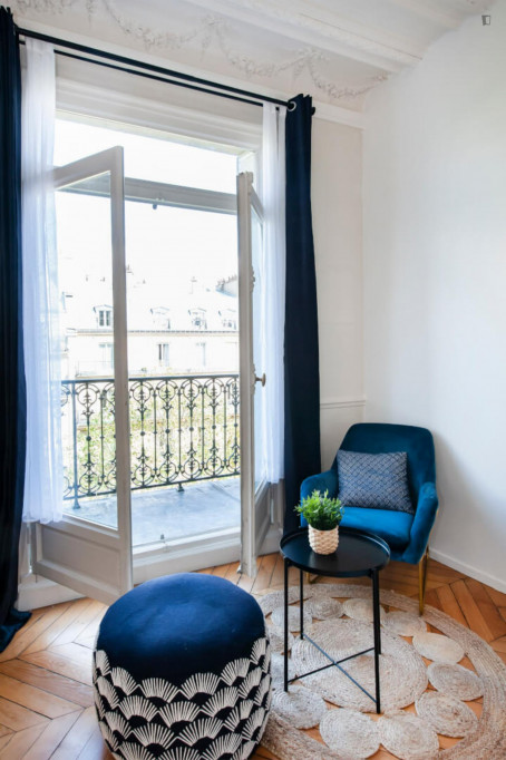 Elegant double bedroom very close to Wagram metro station
