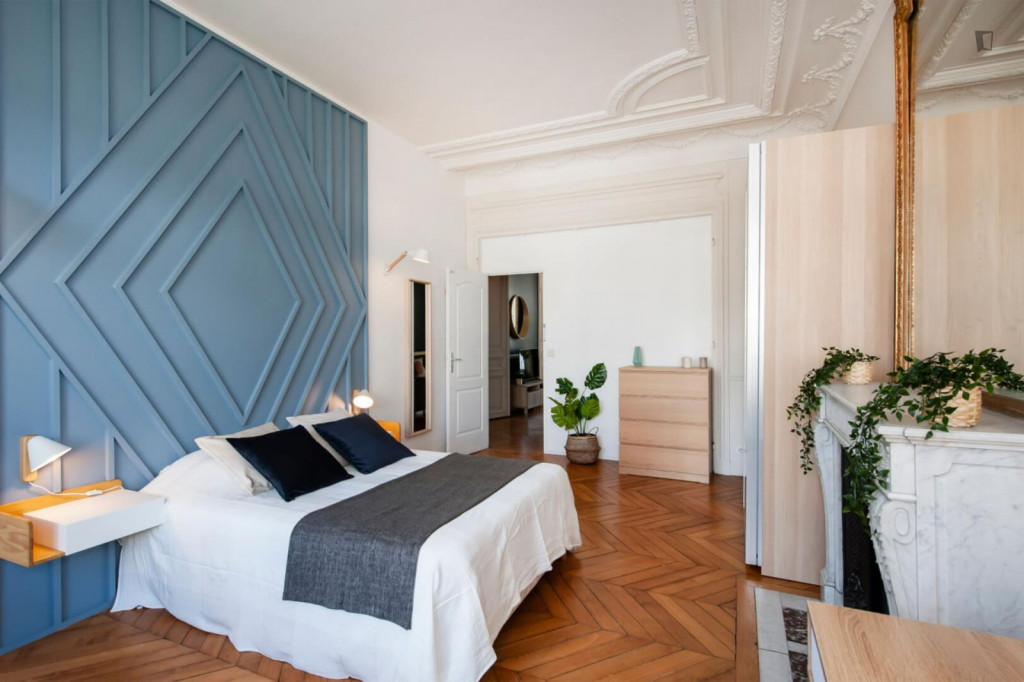 Elegant double bedroom very close to Wagram metro station