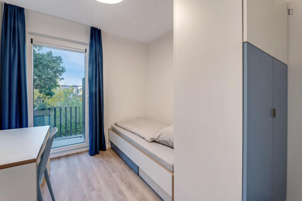 Cool single bedroom with balcony steps from the HTW Berlin - Campus Wilhelminenhof - Berlin - chambre - ImmoJeune