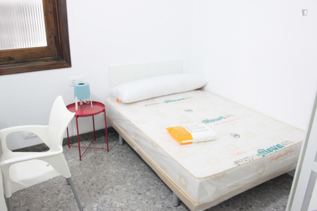 Lovely single bedroom close to IEM Business School