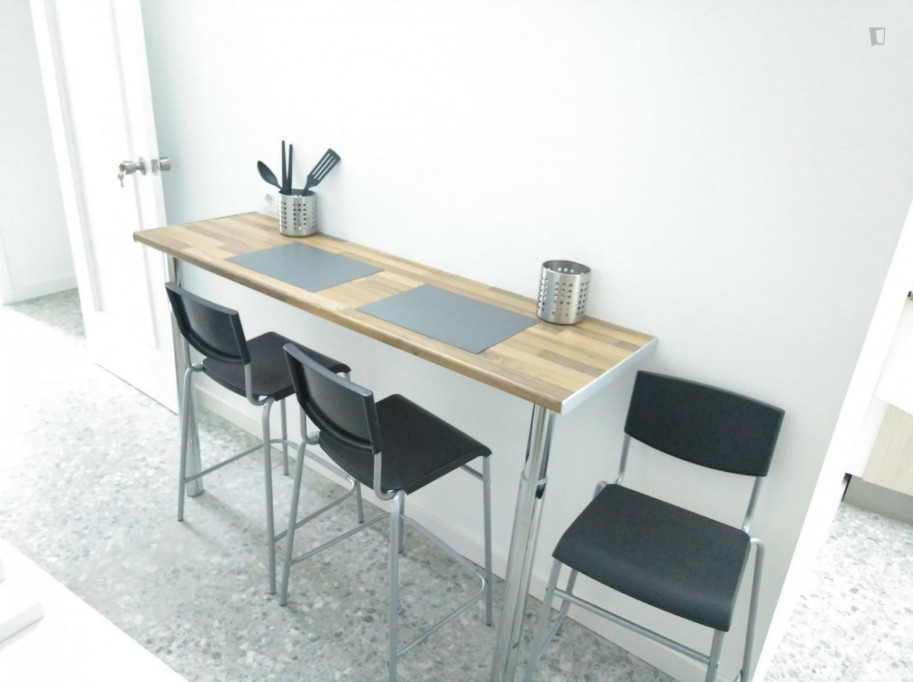 Lovely single bedroom close to IEM Business School