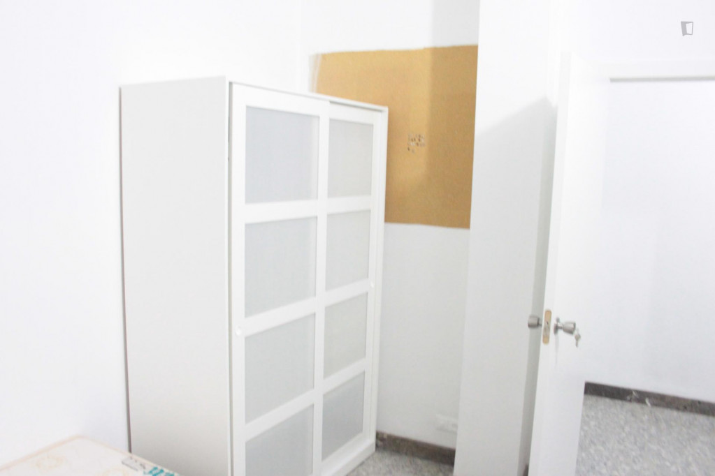 Lovely single bedroom close to IEM Business School