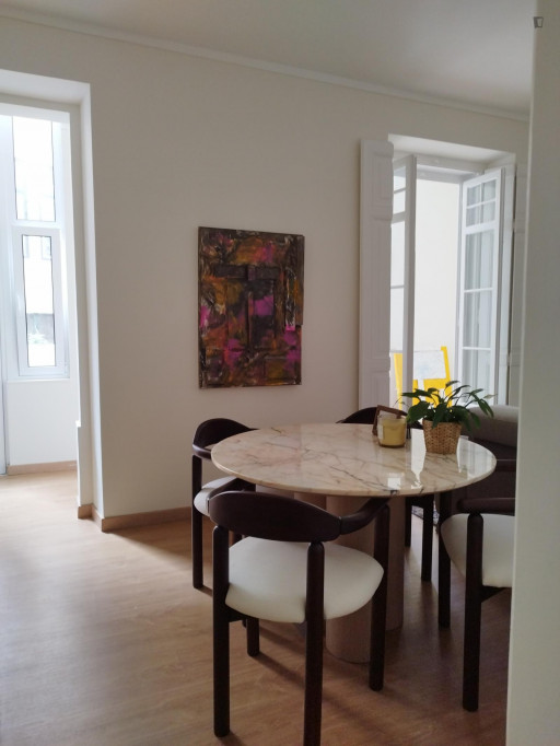 Bright 1-bedroom apartment next to Campolide train station