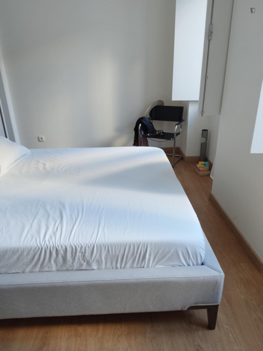 Bright 1-bedroom apartment next to Campolide train station