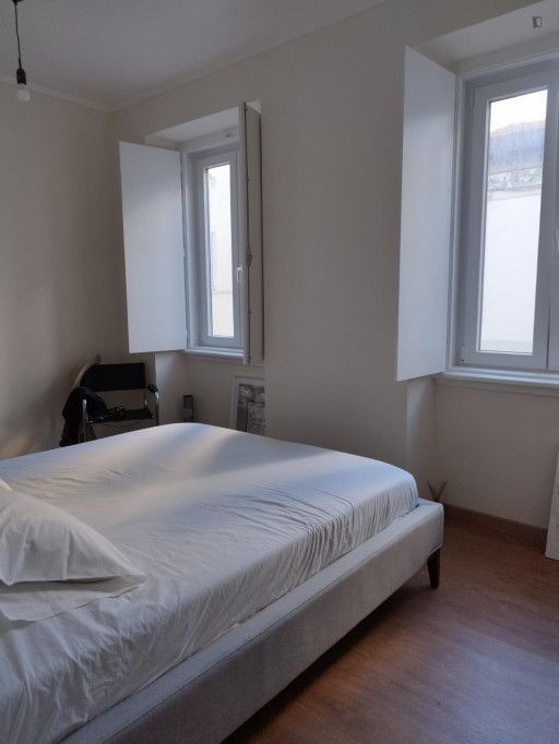 Bright 1-bedroom apartment next to Campolide train station