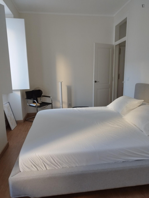 Bright 1-bedroom apartment next to Campolide train station