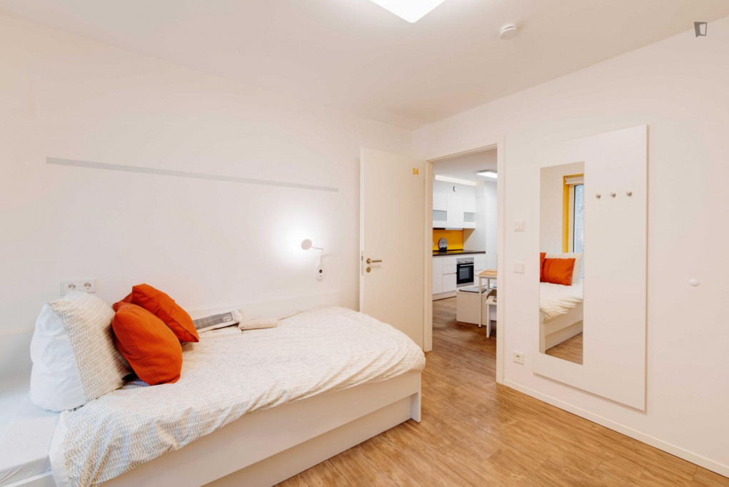 Colourful single bedroom within easy reach of the Campus Wilhelminenhof  - Berlin - chambre - ImmoJeune