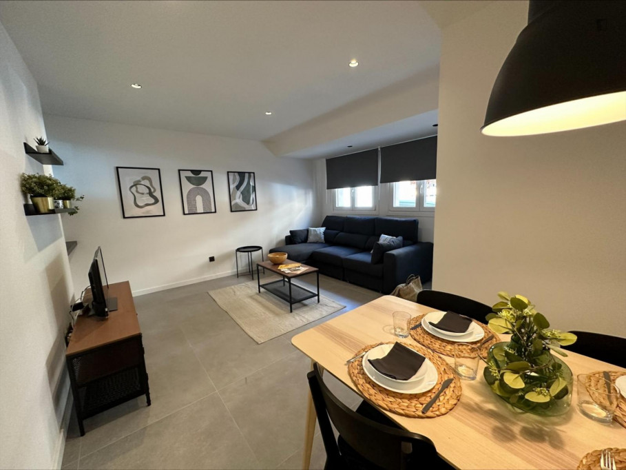 Stylish 4-bedroom apartment just steps from Oporto metro station - Madrid - chambre - ImmoJeune