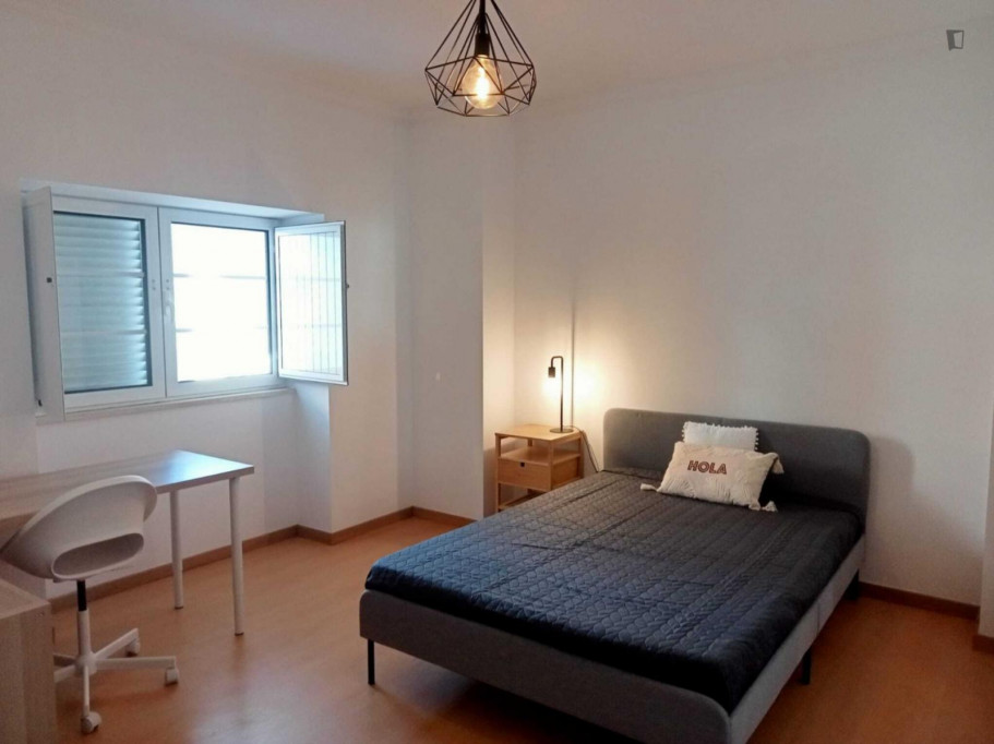 Large double bedroom near Instituto Superior de Engenharia - Coimbra - chambre - ImmoJeune