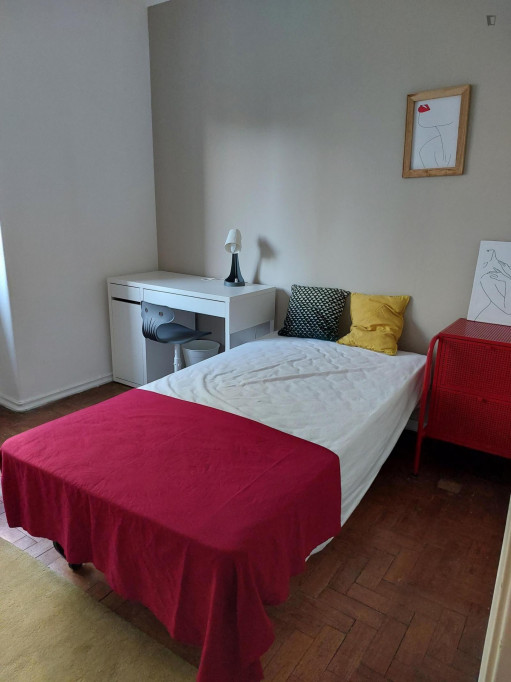 Cosy single bedroom 3min metro 10Min University Europeia