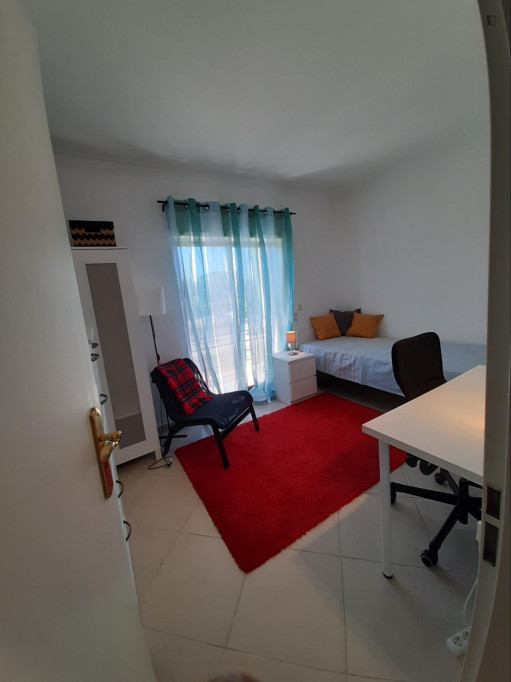 Single bedroom, with private balcony In Monte de Caparica near Egas Moniz and FCT - Lisbonne - chambre - ImmoJeune