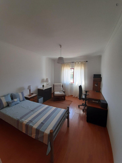 Neat single bedroom near NOVA Escola de Ciências e Tecnologias - Lisbonne - chambre - ImmoJeune