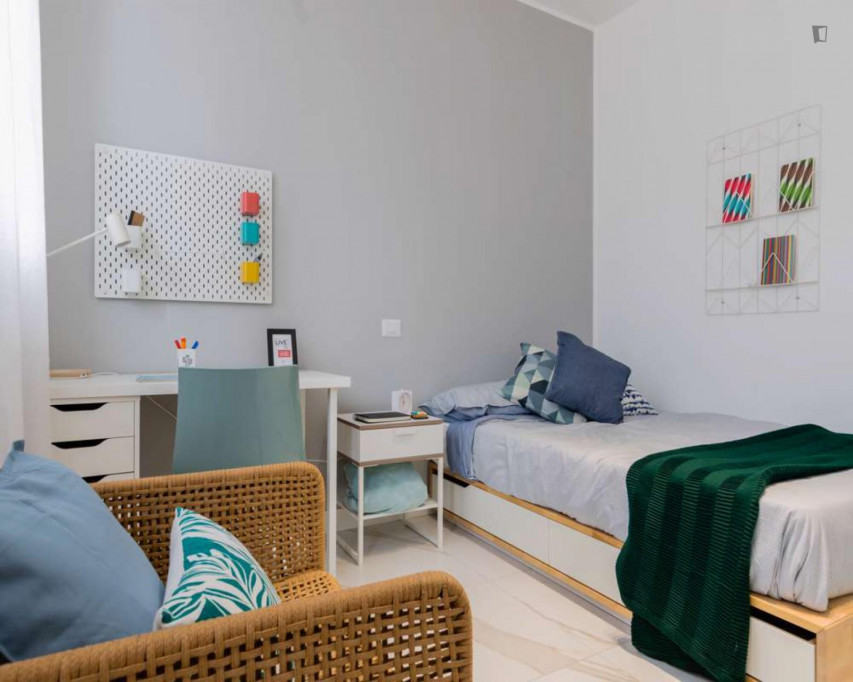 Delightful double bedroom not far from Porta Romana metro station - Milan - chambre - ImmoJeune