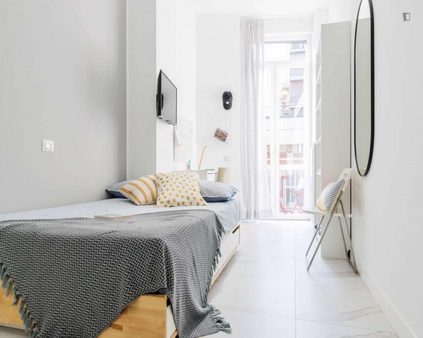 Cool double bedroom with balcony close to Porta Romana metro station - Milan - chambre - ImmoJeune