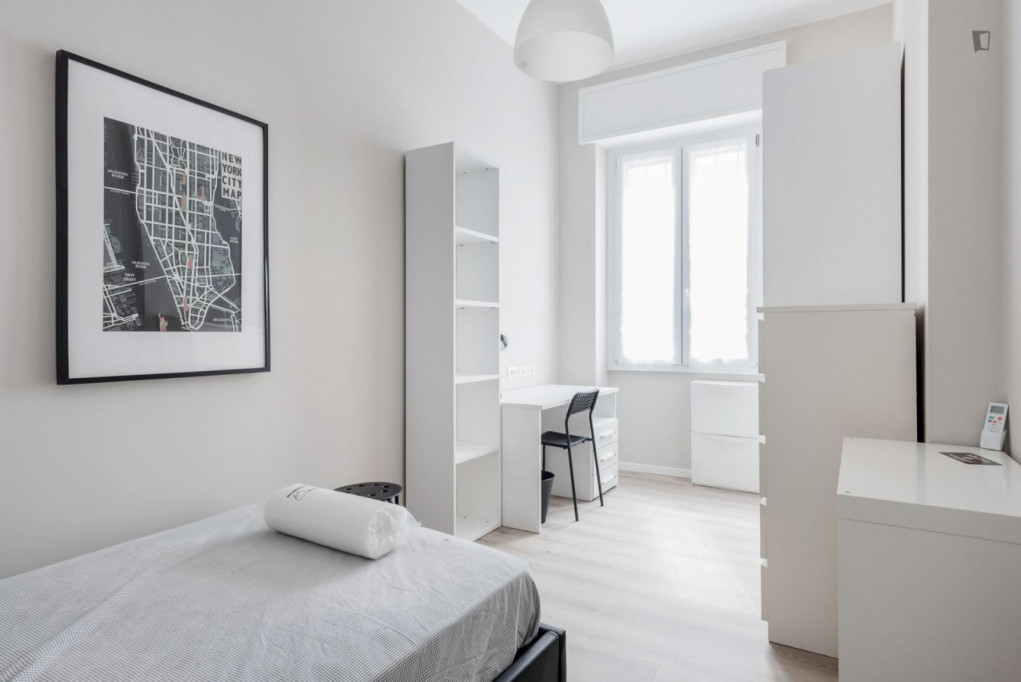 Neat single bedroom in a 4-bedroom flat close to Università Cattolica - Milan - chambre - ImmoJeune