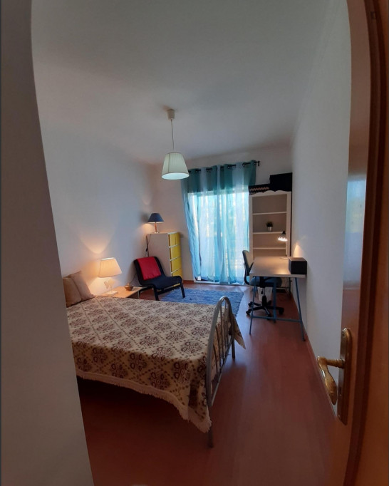 Inviting single bedroom with a balcony, in Monte da Caparica - Lisbonne - chambre - ImmoJeune