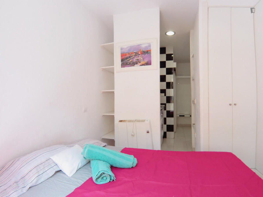 Colourful studio near Puerta del Ángel metro station - Madrid - chambre - ImmoJeune