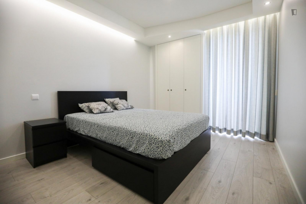 Great double bedroom with balcony in a 3-bedroom apartment - Lisbonne - chambre - ImmoJeune