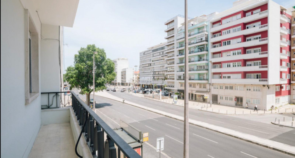 Bright 2-bedroom apartment near Alvalade metro station