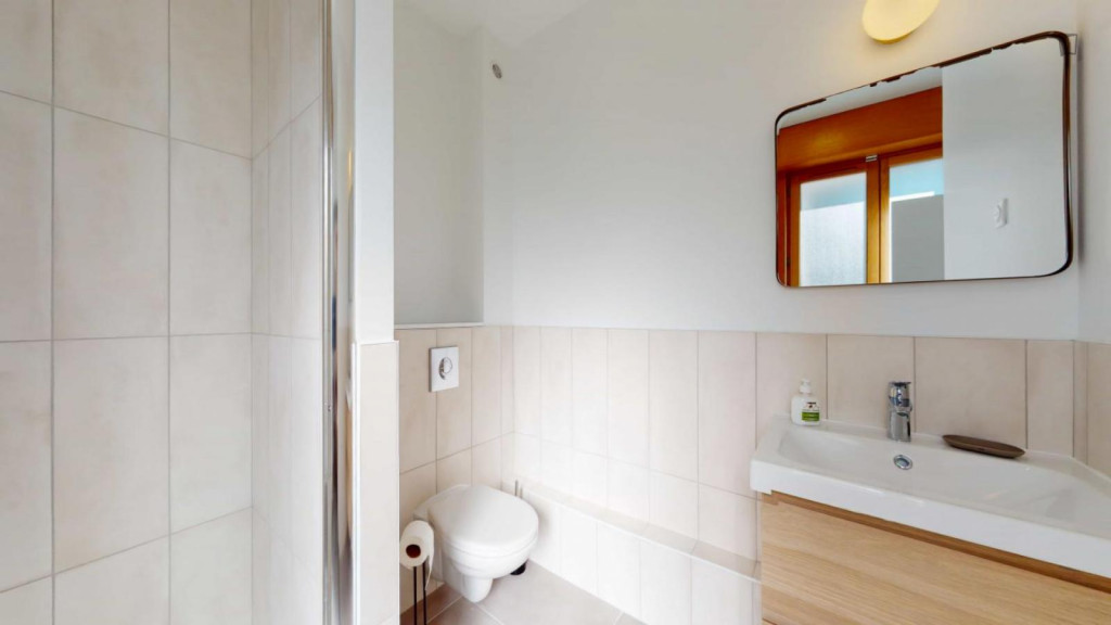 Sunny double ensuite bedroom in Bords de Marne