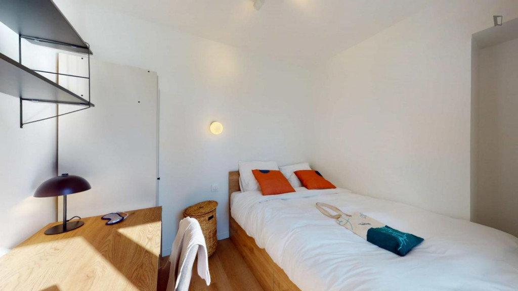 Sunny double ensuite bedroom in Bords de Marne