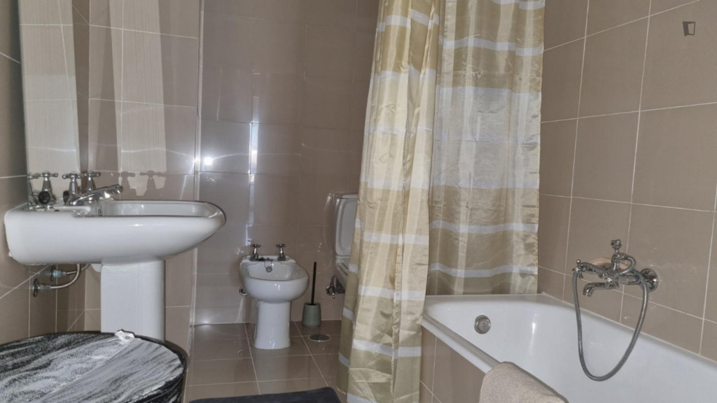 Luminous single bedroom next to Montijo Bus Station - TST Terminal