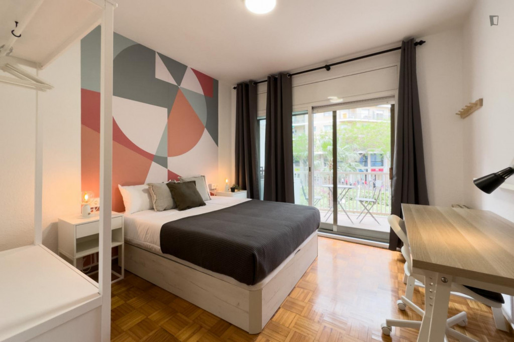 Snug double bedroom with a balcony, in El Baix Guinardó - Barcelone - chambre - ImmoJeune